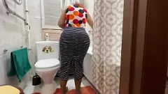 تشغيل مؤخرة زوجة الأب الضيقة الناضجة تمتلئ بالمتعة الشرجية المحظورة في فيديو محلي الصنع للهواة