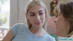 Jouer La sensuale T-Girl Anny Aurora lecca la figa di Delilah Day in una scena di sesso transessuale bollente