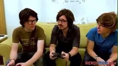 Reproducir Inocente nerd de Leeds es engañado para su primera mamada por una sucia puta británica