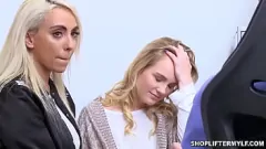 Reproducir La MILF rubia Kylie Kingston y su hija adolescente Natalie Knight seducen a los policías en un trío salvaje después de robar en una tienda.