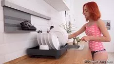 Reproduzir Futi na cozinha da manhã com a irmã de sua esposa o que está na visita