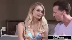 تشغيل الملاعين رجل ناضج في غرفة النوم شقراء لطيف ومثير