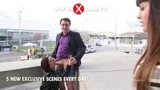 Oynat TV Muhabiri Genç Ve Seksi Bir Pitipoanca'nın Sikini Emiyor