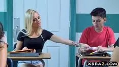 Reproducir Porno en clase con un colega se folla a un colega en el banco