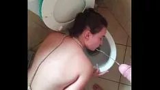 Redare Tarfulita Cu Sani Naturali Face Pisu La Wc Si Se Si Fute Acolo
