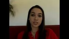Oynat Bir polis tarafından yakalanan esmer onu evine götürür ve onu sikikleri.Polisli porno filmler