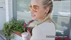 Reproduzir A loira adolescente chupa cem lei