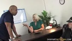 Afspelen Moeder spreidt haar been voor zoon