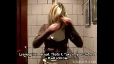 Reproduzir Ele se masturba em um banheiro público