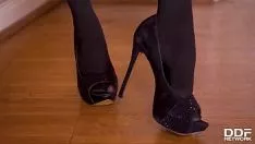 Eine sexy Blondine in Heels fickt brutal in ihre Muschi, bewegt sich mit ihrem Chef