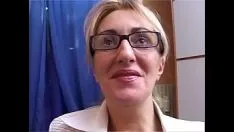 Jouer Con il più grande piacere la bionda dà un colpo ma vuole avere un orgasmo prima del sesso