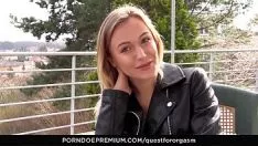 Abspielen Single blonde Moldauer für Orgasmus-Masturbation bezahlt