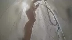 Se lava bien el coño para estar fresca cuando su novio venga a follarla