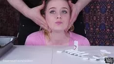تشغيل يجعل لها اللعنة في فمها بعمق وعميق حتى تبتلع سلوبوزول