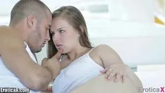 Odtwórz Porno z zakochaną młodą kobietą
