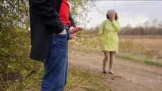 Afspelen De buitenlander die de pikken van vrouwen die op straat lopen laat zien en ze als meer hoeren ziet dan anderen