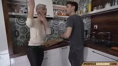 Jouer Jeu porno inceste avec grand-mère nymphomane