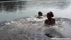 Jouer Deux voisins prennent un bain dans la rivière et font l'amour comme ils l'aiment