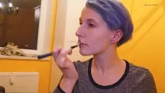 Abspielen Attraktive Frau mit Augen-Make-up lutscht Schwanz
