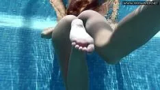 تشغيل المرأة الهواة تخلع ملابسها لتظهر جسدها الجميل