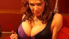 Jouer Créole créée avec des cheveux dénoués et de gros seins suce très bien la bite