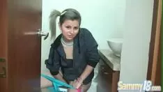 Jouer La femme veut vous montrer à quel point elle se masturbe