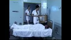 Reproduzir Sexo a três no hospital com duas enfermeiras grandes e excitadas