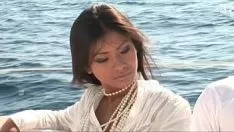 Jouer Une asiatique baise sur un yacht avec 2 hommes dans la chatte et le cul