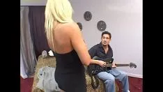 Reproduzir Ele tem peitos grandes e você não vai acreditar como eles são grandes