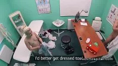 Reproduzir Médico de plantão fode mal sua enfermeira sexy