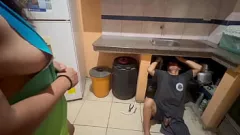 Redare Instalatorul muscular nu poate rezista păsăricii și fundului umed ale gospodinei