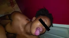Reproduzir Sessão selvagem de anal e garganta profunda da adolescente jamaicana Jody Morrison
