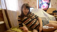 Odtwórz Brunetka nastolatka połyka wytrysk po intensywnej sesji loda
