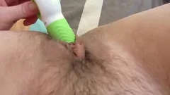Abspielen Masturbiert ihre haarige Muschi mit einem Dildo: Das leidenschaftliche Solo-POV-Erlebnis einer MILF