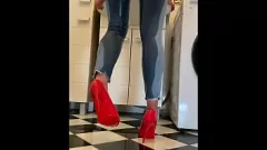 Odtwórz Blond mamuśka w czerwonych szpilkach zwilża dżinsy i cipkę