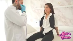 Reproducir Pequeña seductora latina es revisada y follada duro por su médico