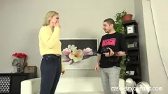 Odtwórz Blondynki bomby Falco White i Greta Foss w hardcore casting