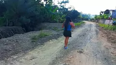 Jouer La notte solitaria diventa calda: la milf bruna scopa con il suo dildo e viene sedotta da un turista