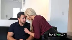 Jouer La tettona bionda Nina Elle non può resistere al cazzo di Step-figlio