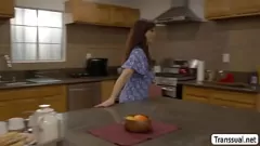 Afspelen Stepson's ts -vriendin geeft intense shemale anaal aan geile milf