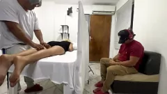 Reproduzir O marido cuckold observa como médico dá à esposa latina uma massagem sensual se transforma em sexo hardcore