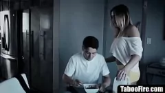 Redare Stepsister captează pe vitregul care se îndreaptă spre poza lui vitreg - Hardcore Taboo Encounter