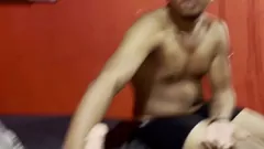 Jouer La figliastra cattura il patrigno nell'atto con una bambola di sesso maschile