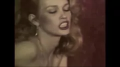 Afspelen Harig lesbisch trio in retro Londen: een harig poesje, bi-seksuele ontmoeting