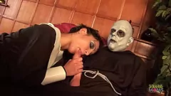 Redare Căutarea blondei MILF pentru iepurele ei duce la sesiune de sex în grup sălbatic cu brunete