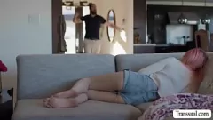 Reproduzir A enteada travesti fica com a foda -foda anal do padrasto