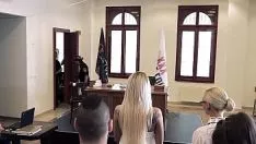 Odtwórz Po kłótni w sądzie zostaje z seksem grupowym