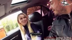 Abspielen Pornofilm, wenn er sie fährt und ihr die Muschi gibt
