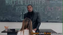 Redare Profesorul negru oferă curvă adolescentă o muie îmbrăcată în uniformă hardcore