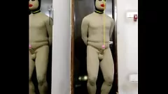 تشغيل عبودية Zentai Penis: السيطرة على Femdom House of Gord Walk